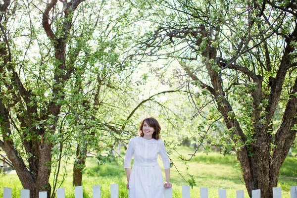 Piękny Biały Kobieta Biały Sukienka Spacery Wiosna Kwiat Ogród Pobliżu — Zdjęcie stockowe