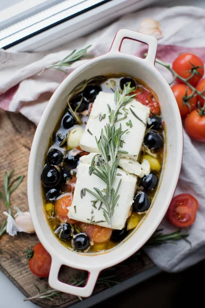 Formaggio Feta Forno Con Pomodori Olive Aglio Olio Miele Rosmarino — Foto Stock