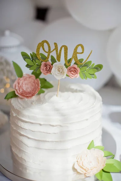 白いクリームと最初の誕生日ケーキ 紙の花と黄金のケーキのトッパー 白い誕生日パーティーのために女の子 — ストック写真