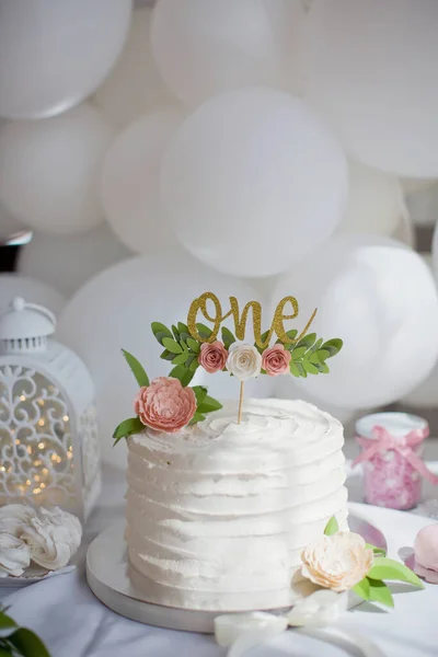 白いクリームと最初の誕生日ケーキ 紙の花と黄金のケーキのトッパー 白い誕生日パーティーのために女の子 — ストック写真