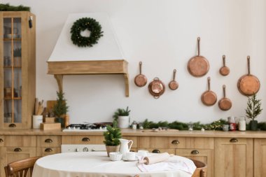 Açık ahşap mutfak ve Noel süslemeleri. İskandinav ev iç mimarisi ve şenlik dekorunda hafif ahşap mobilyalar.