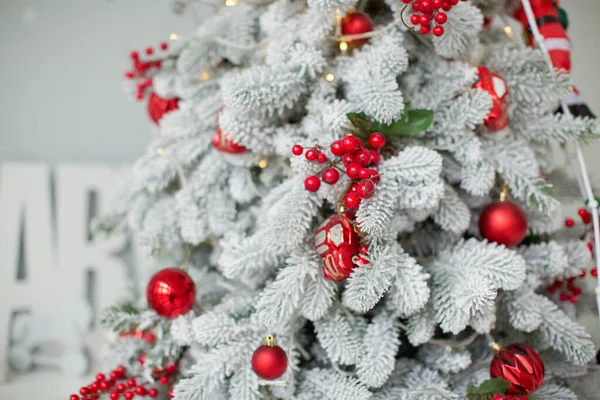 Kerstboom Met Rode Decoraties Verlichting Schattige Kinderkamer Interieur Met Grijze — Stockfoto