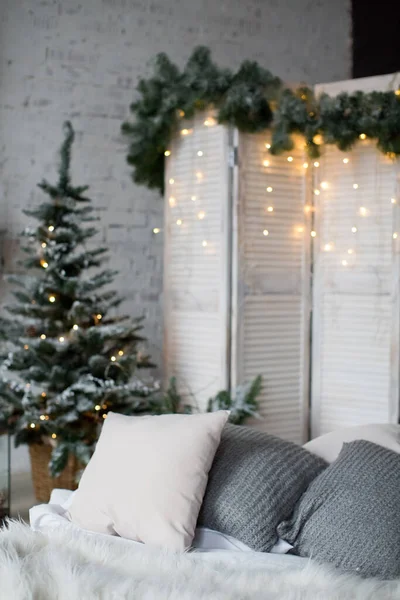 Loft Interieur Slaapkamer Met Kerstboom Bed Met Witte Grijze Kussens — Stockfoto