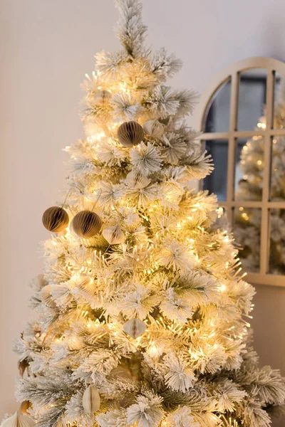 Weißer Weihnachtsbaum Mit Basteldekoration Der Nähe Des Vintage Spiegels — Stockfoto