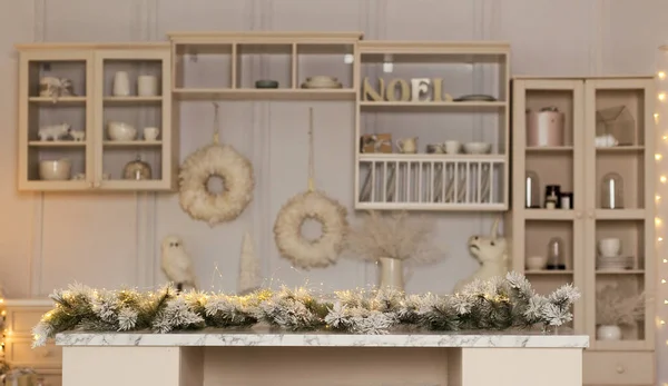Interior Cozinha Leve Com Árvore Natal Branco Bege Decorações Festivas — Fotografia de Stock