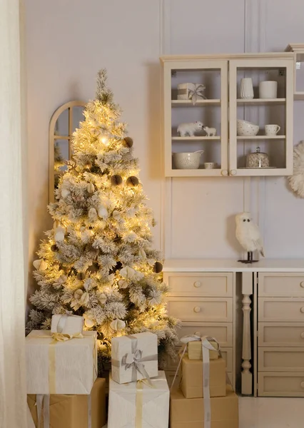 有圣诞树 白色和米黄色节日装饰品 灯光的厨房内部 — 图库照片