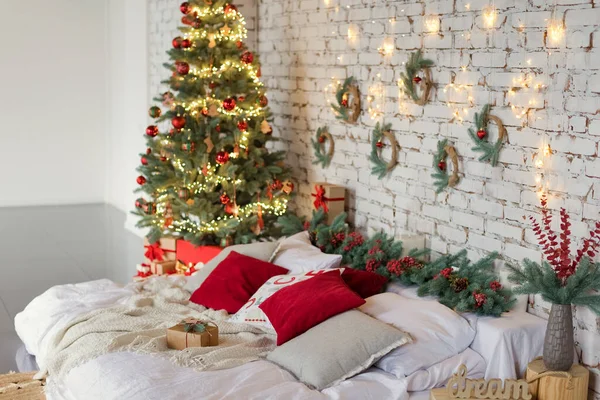 Dormitorio Navidad Ligero Con Árbol Navidad Cajas Regalo Almohadas Cama —  Fotos de Stock
