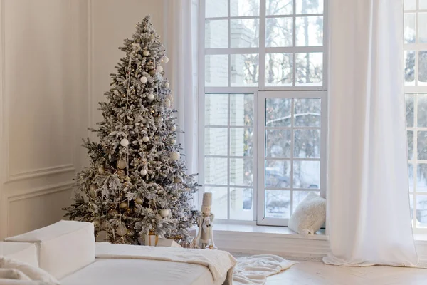 现代室内装饰 白色大沙发 圣诞树 灯饰装饰在大窗前 — 图库照片
