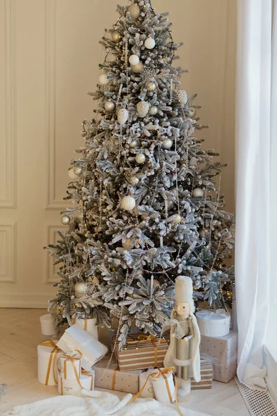 圣诞树 白色和银色装饰 礼品盒 带丝带和坚果饼干靠近大窗户 — 图库照片