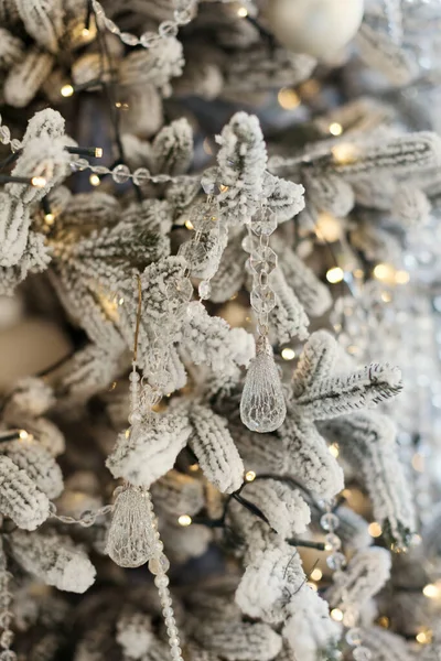 Schöner Weißer Weihnachtsbaum Mit Luxuriösem Silber Und Kristallschmuck — Stockfoto
