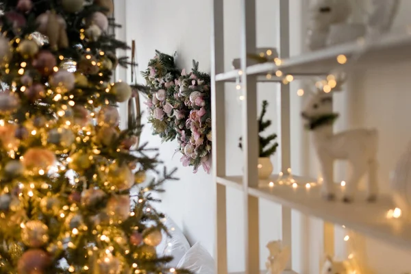 Ροζ Και Χρυσά Χριστουγεννιάτικα Στολίδια Χριστουγεννιάτικο Δέντρο Φώτα Στεφάνι Στον — Φωτογραφία Αρχείου
