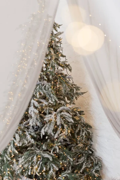 圣诞树 窗帘附近有灯光 有圣诞树和装饰品的卧室 — 图库照片