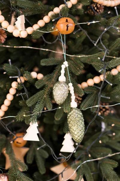 Christmas Tree Vintage Handmade Decorations Lights Wooden Beads Garland Christmas — Zdjęcie stockowe