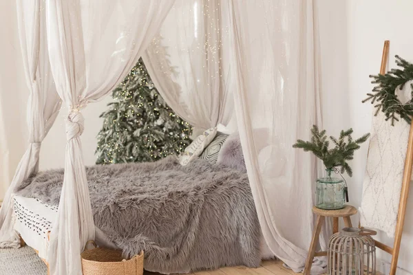Kerst Scandinavische Slaapkamer Met Witte Luifel Met Verlichting Kerstboom Bed — Stockfoto