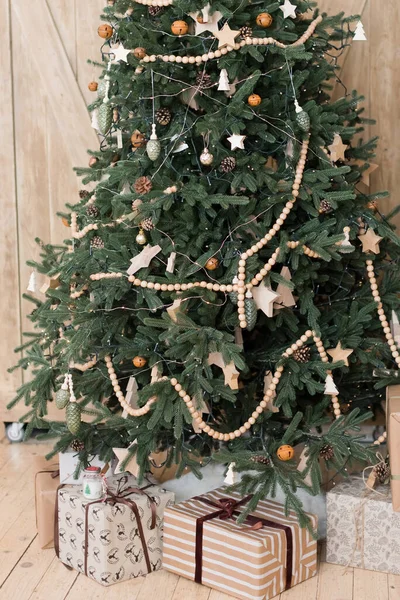 Χριστουγεννιάτικο Δέντρο Vintage Χειροποίητες Διακοσμήσεις Φώτα Ξύλινες Χάντρες Γιρλάντα Και — Φωτογραφία Αρχείου