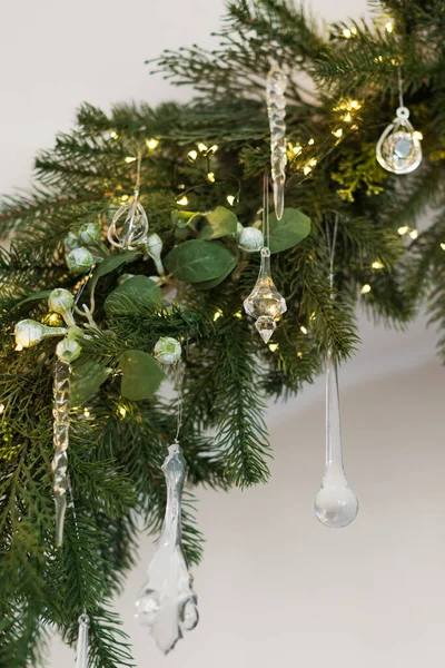 白色背景上有水晶装饰和灯光的圣诞花环 复制空间 — 图库照片
