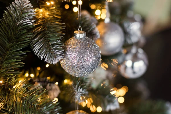 美丽的圣诞树 装饰着银色和白色 装饰着闪闪发光和舒适轻盈的圣诞花环 图库图片