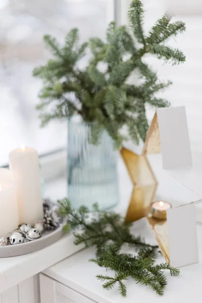 Bouquet Green Spruce Branches Vase White Burning Candles Star Decoration — Stockfoto