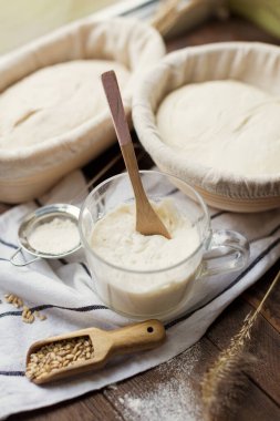 Ev yapımı ekşi ekmek yapıyorum.