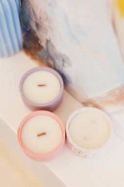 Masanın üzerinde duran parlak renkli mumlar.