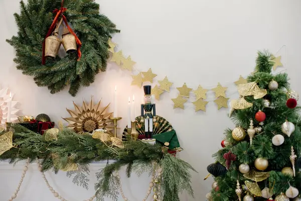 Christmas Fireplace Golden Vintage Decorations Green Spruce Wreath Bells Wooden — Stockfoto