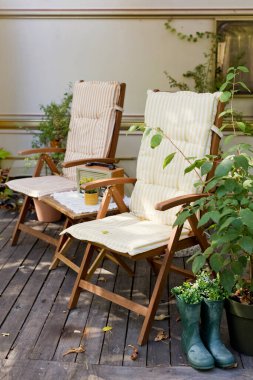 Bahçe bahçesinde sarı yastıklı iskemleler gevşesin.