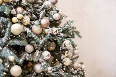 Altın ve kahverengi süslemeleri ve ışıkları olan Noel ağacı, kopyalama alanı, metin için yer