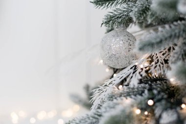 Gümüş renkli Noel ağacı, beyaz süslemeler ve rahat ışıklar. Kopya alanı ile Noel konsepti, metin için yer