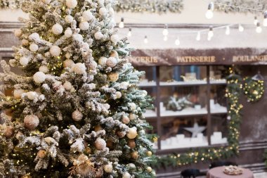 Noel pastanesi gösterisi ve Noel süslemeleri. Şehir kafesinin yanındaki ışıklandırmalı Noel ağacı, şenlikli süslemeleri olan.