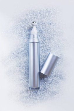 Gümüş kozmetik şişe silindiri parıltılı arka plan modelinde