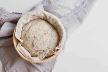 Pişirmeden önce Rat Banneton 'da çiğ ekşi ekmek