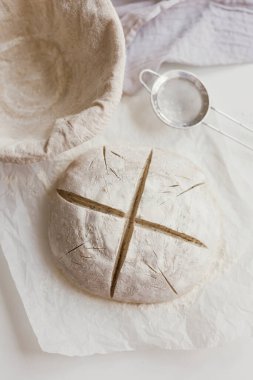 Pişirmeden önce Rat Banneton 'da çiğ ekşi ekmek