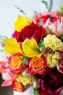 Parlak çiçekli büyük pembe hediye kutusu. Kırmızı ve sarı çiçekler, anneler günü için buket, sevgililer günü, doğum günü partisi ya da diğer tatiller için. Güllü buket, zambak, papatya ve şakayık..