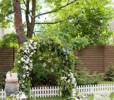 Çiçekli, yapraklı ve camlı yeşil bahçe kemeri.