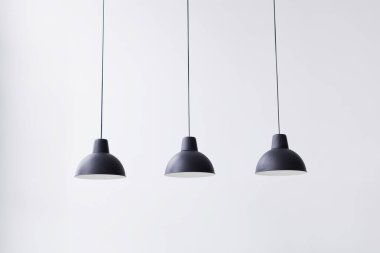 Beyaz arka planda siyah metal lamba asılı