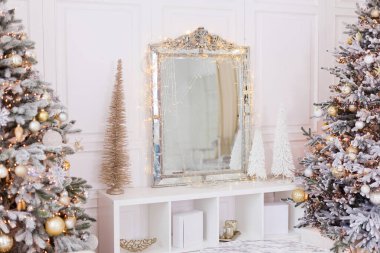 Yılbaşı ağacı ve süslemelerle aydınlık bir Noel arifesinde klasik gümüş ayna.