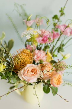 Sarı sürahi vazoda güzel bir buket