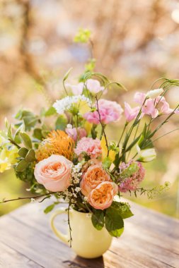 Sarı sürahi vazoda güzel bir buket