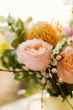 Sarı sürahi vazoda güzel bir buket