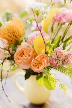 Sarı sürahi vazoda güzel bir buket