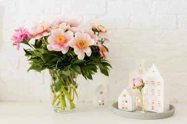 Beyaz seramik evlerin yakınındaki vazoda bir buket yumuşak som balığı şakayığı, kopyalama alanı