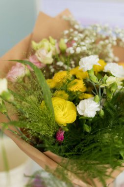 Parlak çiçekli el işi kağıtta bir buket