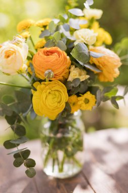 Güllü sarı buket, ranunculus, kasımpatı ve okaliptüs.