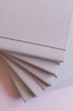 Gri keten kumaş kaplı kitaplar.