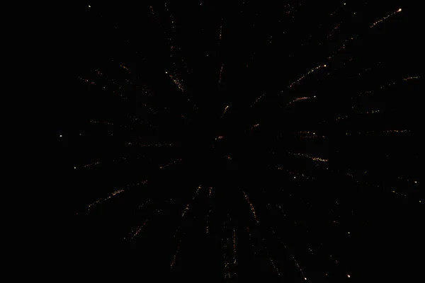 黒の夜空に近い平面での膨張と燃焼の最後の段階でのフレアの白と赤の火災の多くの小さな点 — ストック写真