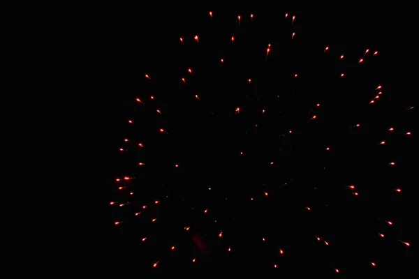 许多小点的白焰和红焰在其最后的膨胀和燃烧阶段与漆黑的夜空形成了紧密的平面 — 图库照片