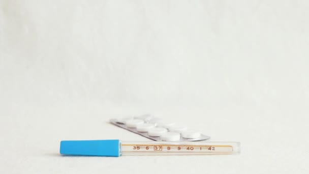 Деякі Порожні Повноцінні Вживані Медичні Блістери Упаковуються Над Термометром Білому — стокове відео