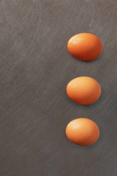 Tres Huevos Marrones Con Cáscara Vertical Alineados Sobre Superficie Aluminio — Foto de Stock