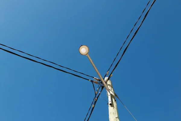 Street Light Wooden Post Crossed Black Electricity Cables Seen Sky — Stock Photo, Image
