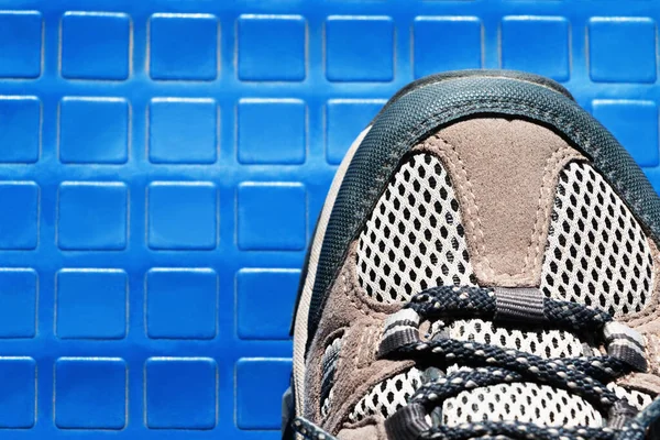 Fußkappe Des Bergwanderschuhs Rechter Schuh Auf Blauem Plastikteppich Mit Geprägter — Stockfoto